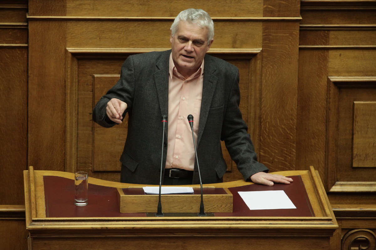 Τσιρώνης: Η σημαία που αγοράζουμε δεν είναι σύμβολο!