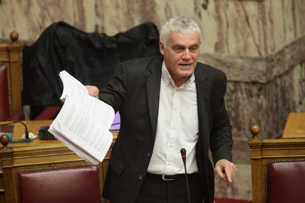 Ένταση στη Βουλή με το έγγραφο για τους ανασφάλιστους που κατέθεσε ο Τσίπρας