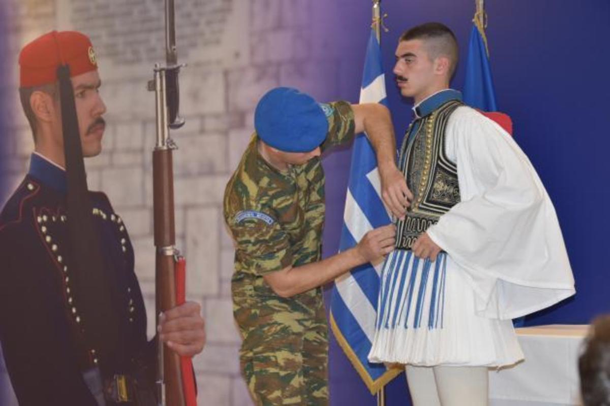 Είναι βαριά η φούστα του τσολιά – Την είδαμε και την παρουσιάζουμε [vid]