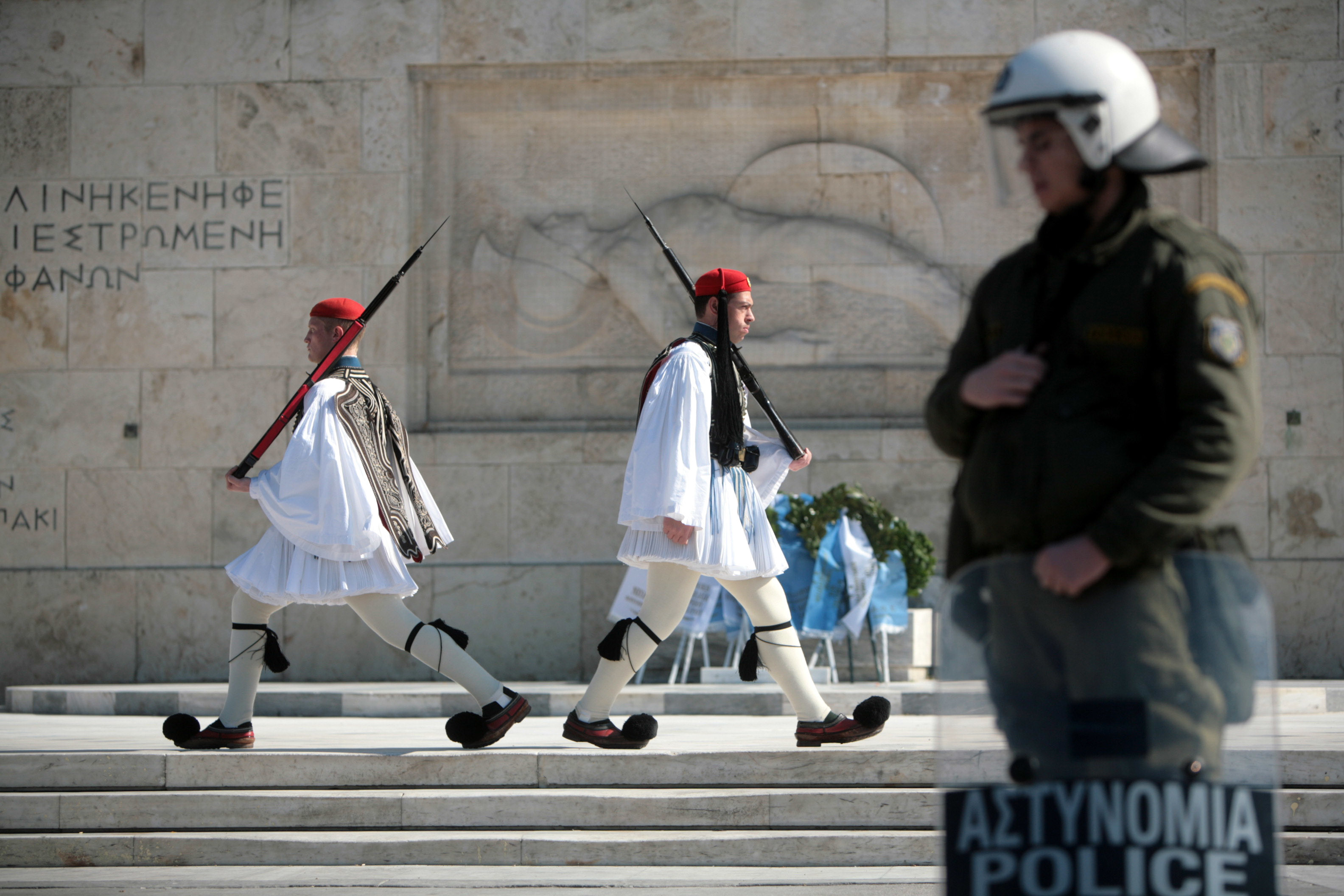 Αφιέρωμα του BBC στους… τσολιάδες!