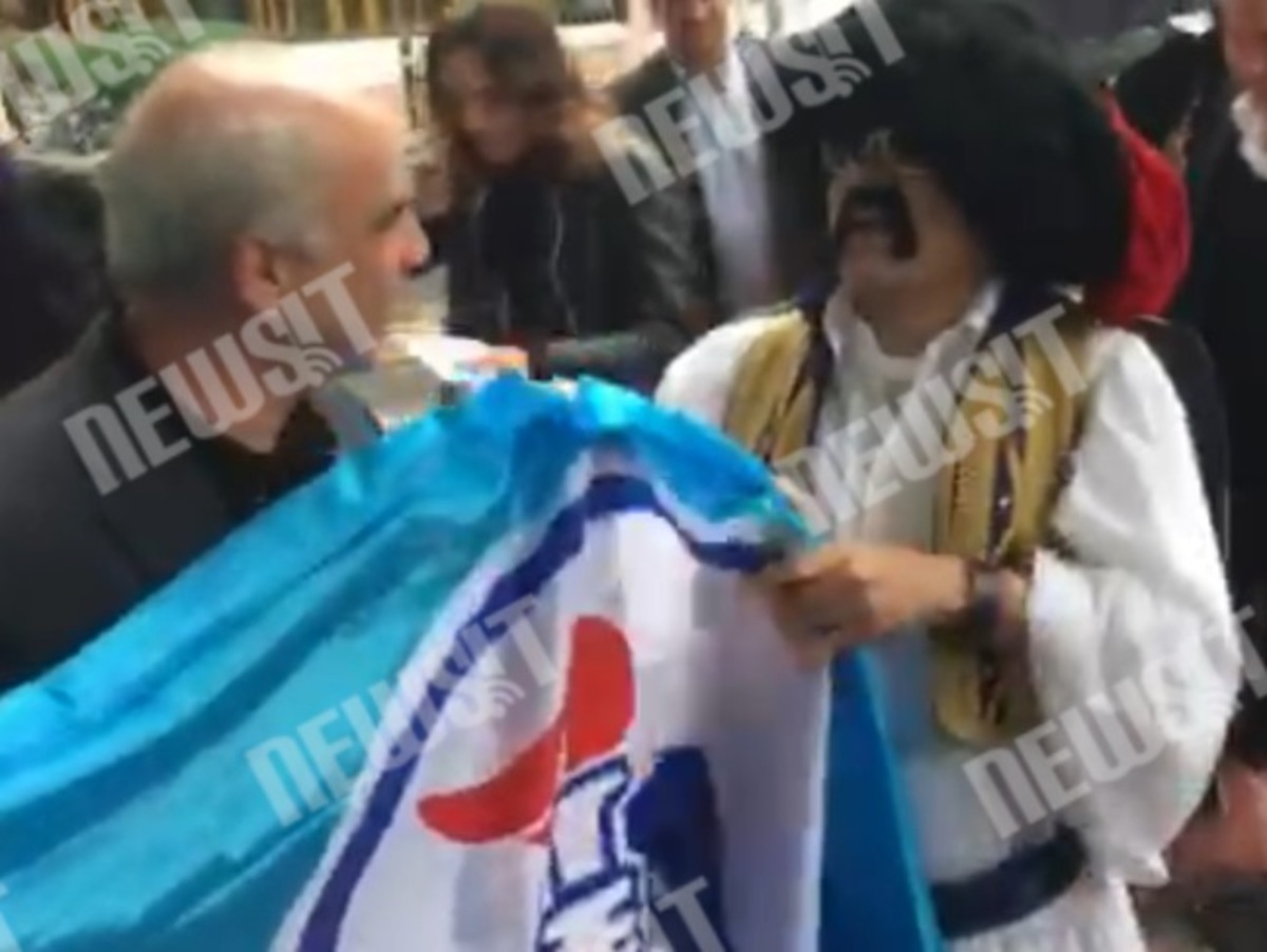 Μεϊμαράκης με τσολιά ελληνοφρένειας