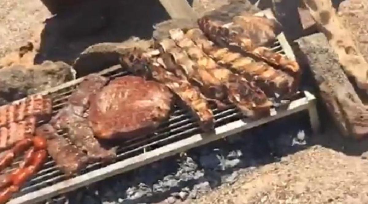 Τρομερός Τσόρι! Γενέθλια με σουβλάκια στην παραλία (ΒΙΝΤΕΟ)