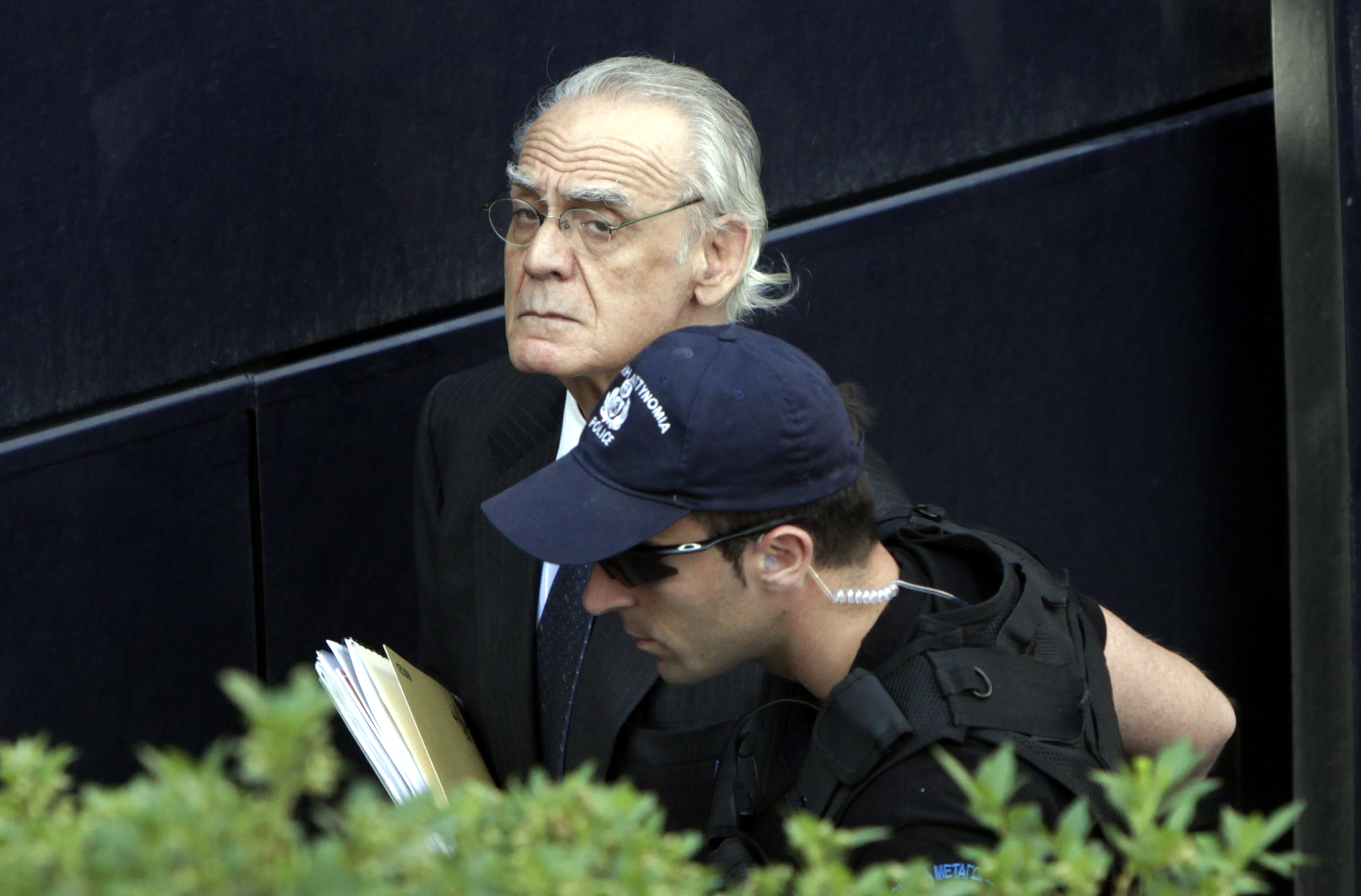 Άκης σε αστυνομικό: Κάτω τα χέρια σου, μη με ακουμπάς!