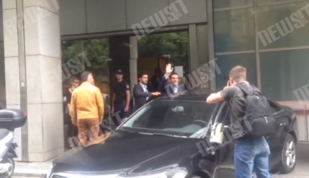 Έξοδος Τσίπρα από ΥΠΟΙΚ