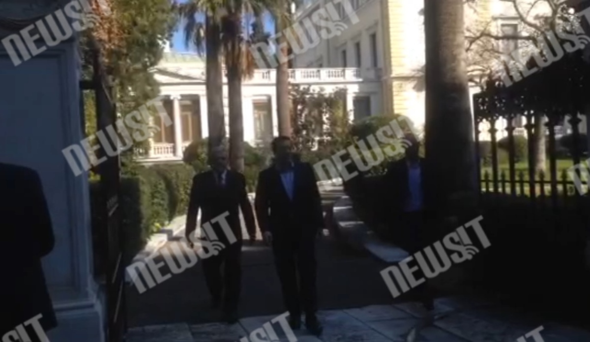 Έξοδος Τσίπρα από Προεδρικό