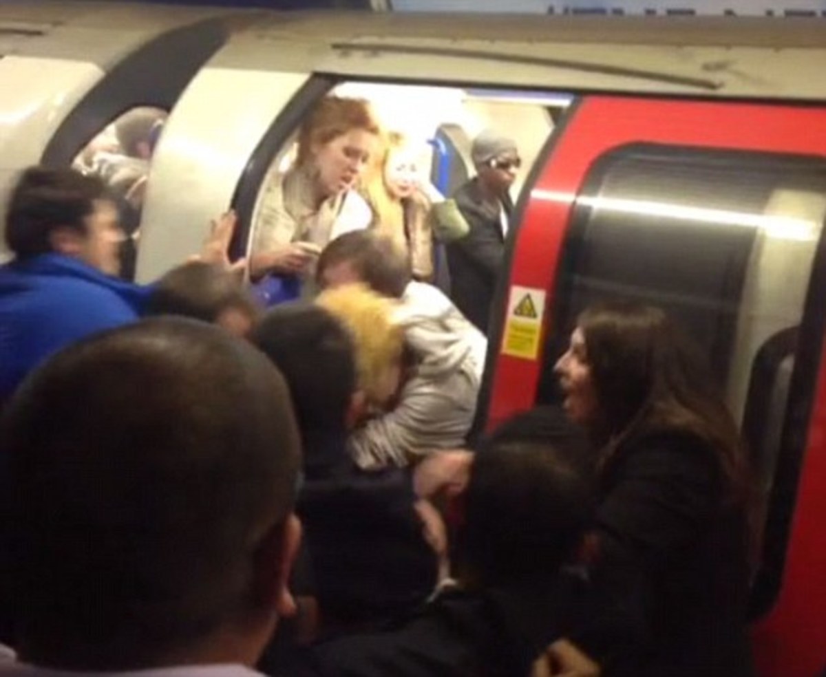 Αφού σας χαλάει, τι το πίνετε; Βρετανοί λιώμα την Πρωτοχρονιά παίζουν ξύλο στον υπόγειο – ΒΙΝΤΕΟ