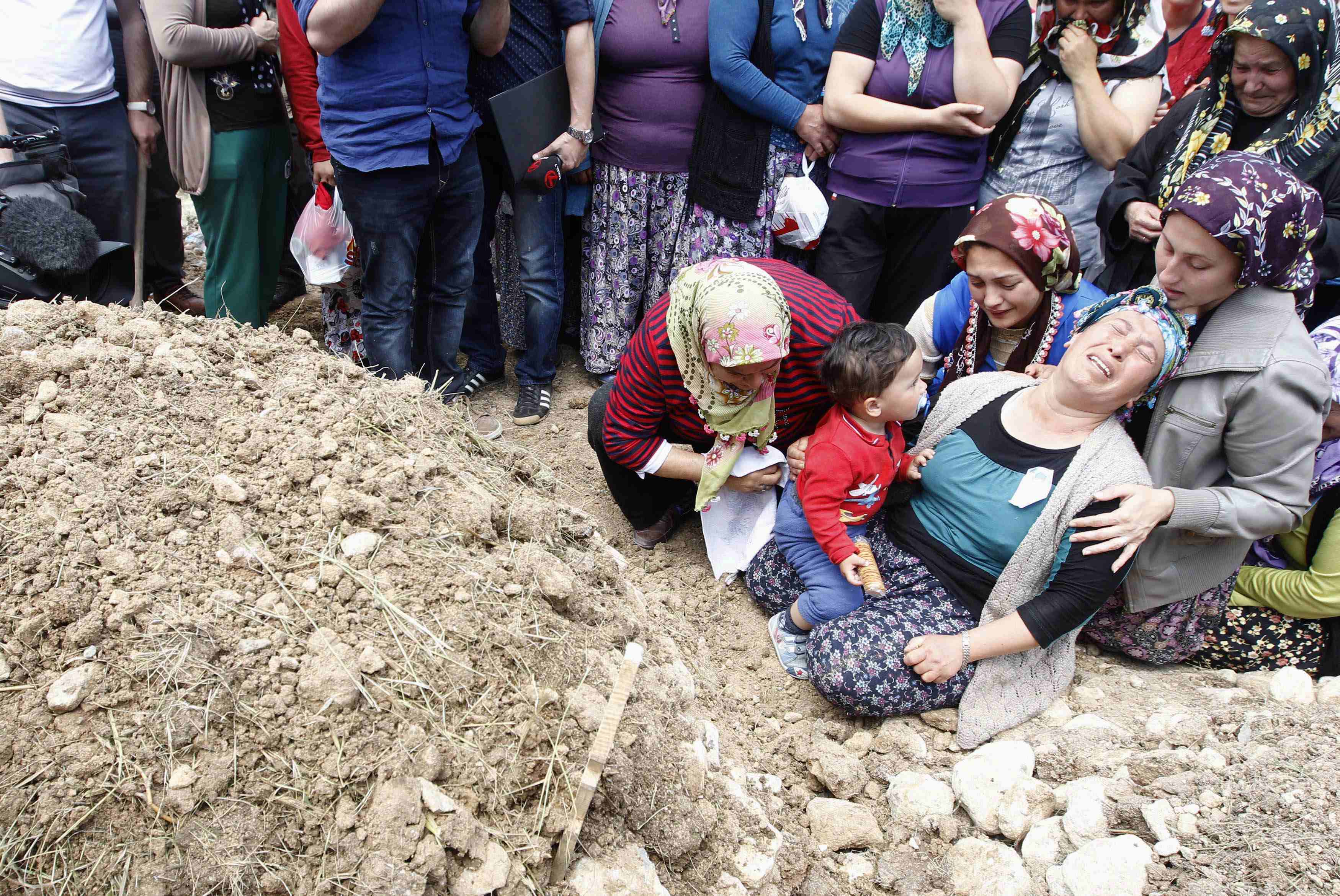 Βυθισμένη στο πένθος η Τουρκία – Ομαδικές κηδείες για τους 282 ανθρακωρύχους (ΦΩΤΟ)