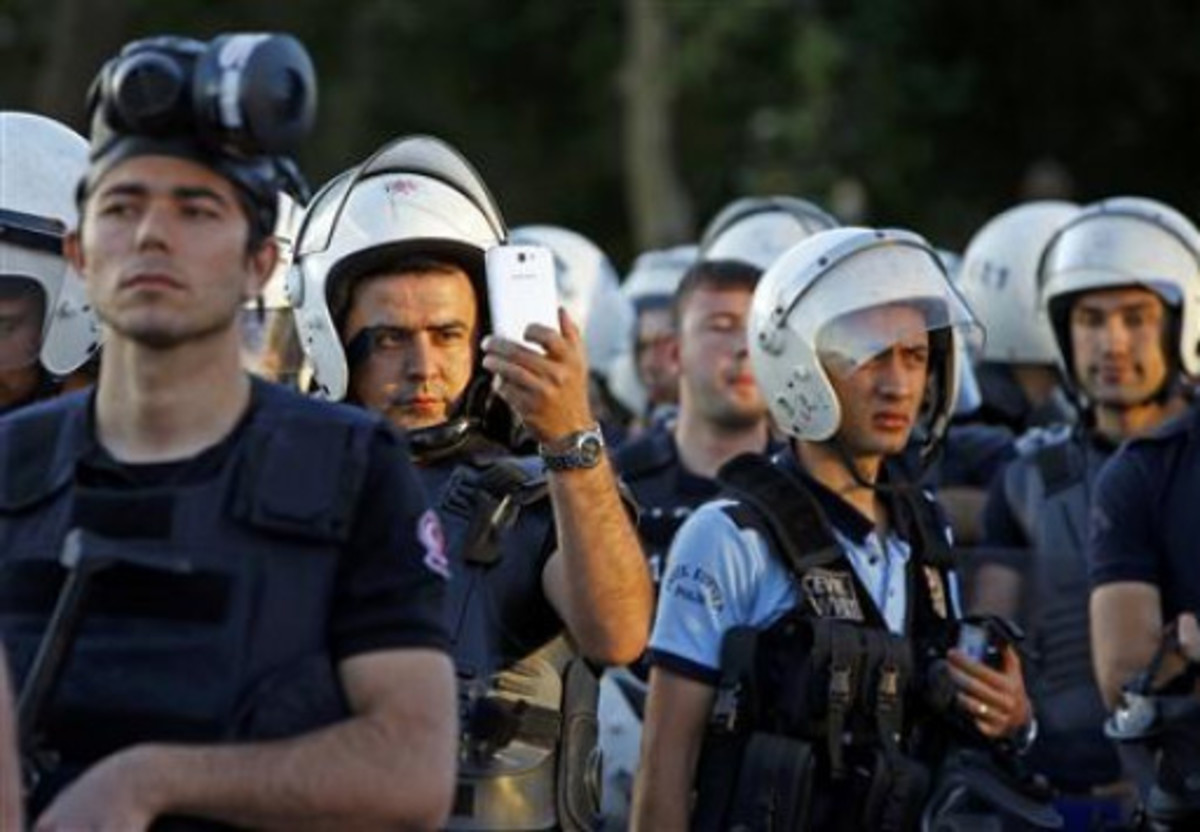 Τουρκία: 1 σύλληψη για τις επιθέσεις στην αστυνομία και τα γραφεία του Ερντογάν