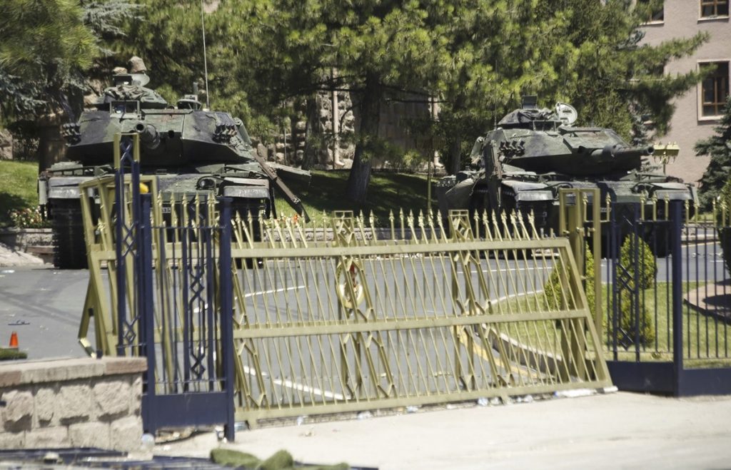 Δεν αφήνει τίποτα όρθιο ο Ερντογάν μετά την απόπειρα πραξικοπήματος – Ξηλώνει στρατιωτικούς και δικαστές