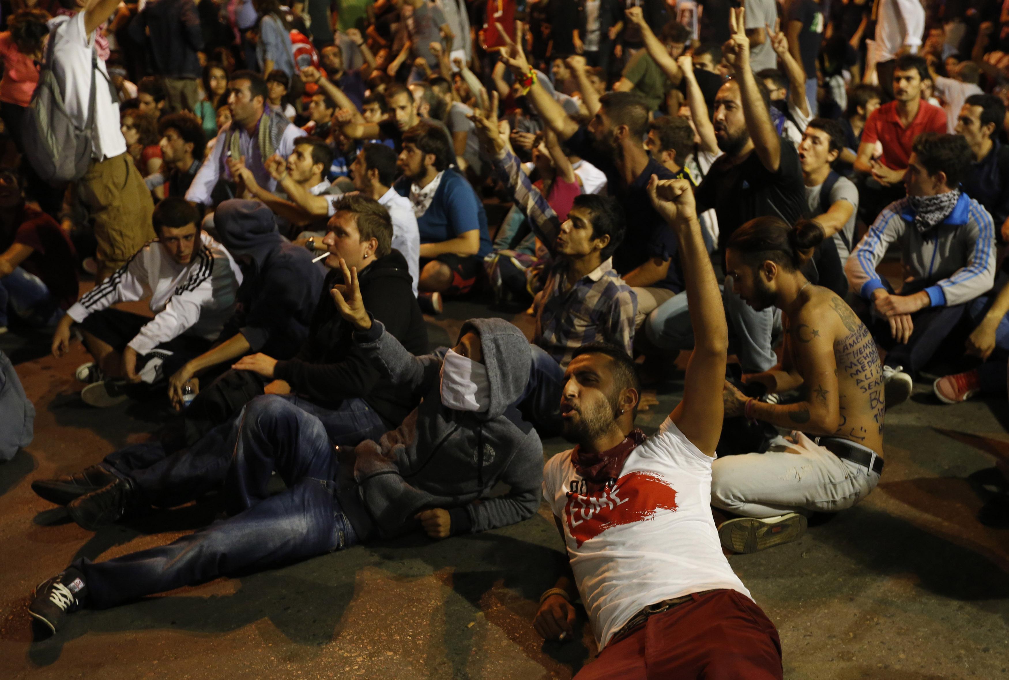 Νύχτα… κόλαση στην Τουρκία με σφοδρές συγκρούσεις διαδηλωτών με την αστυνομία (VIDEO)