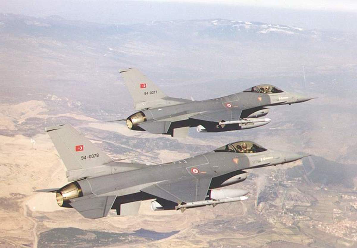 Αεροσκάφη βομβάρδισαν βάση του ΡΚΚ στο βόρειο Ιράκ