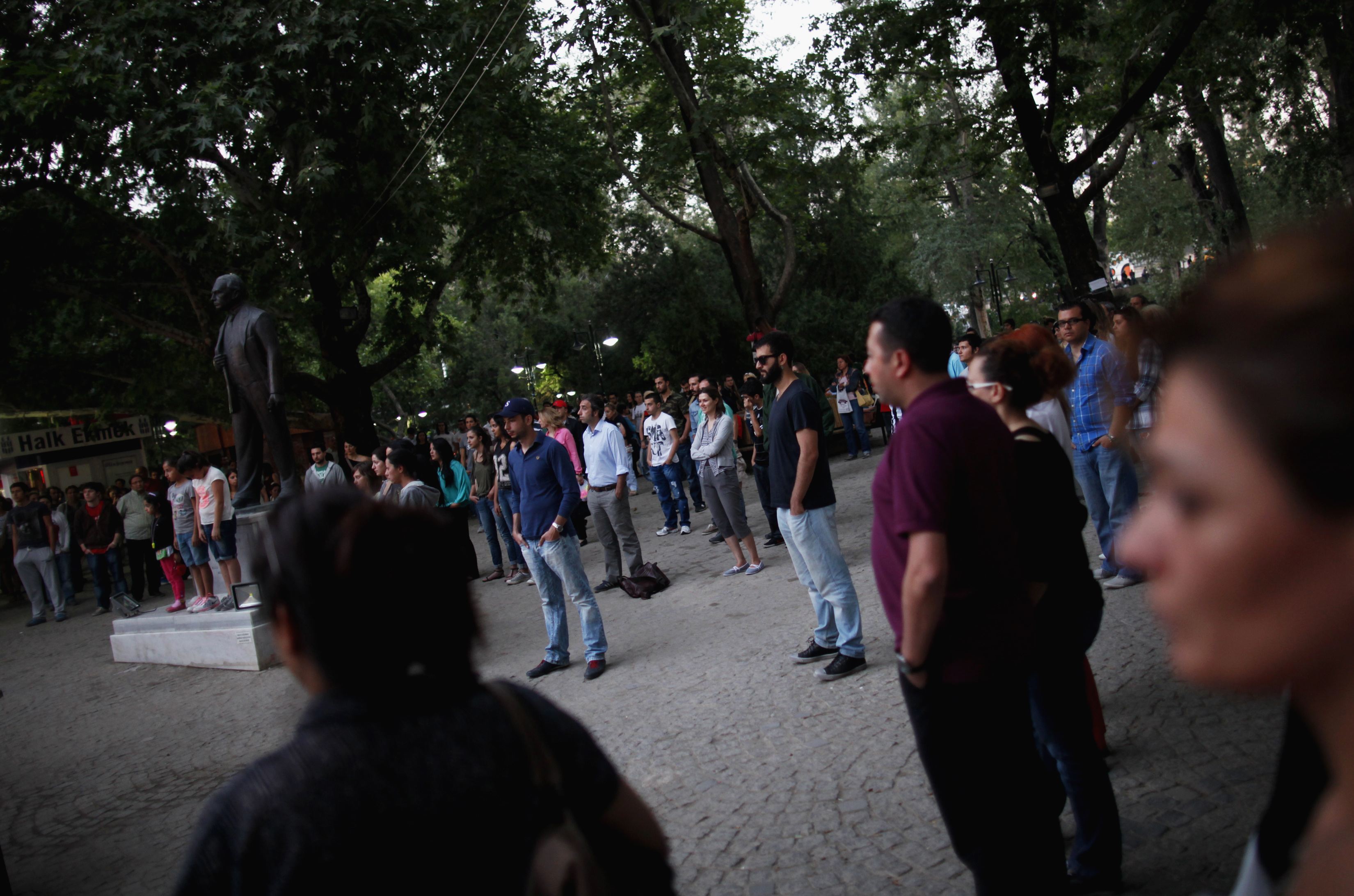 Βία εσείς; Ακινησία εμείς! Κίνημα «στάσου ακίνητος» στην Τουρκία (ΦΩΤΟ)