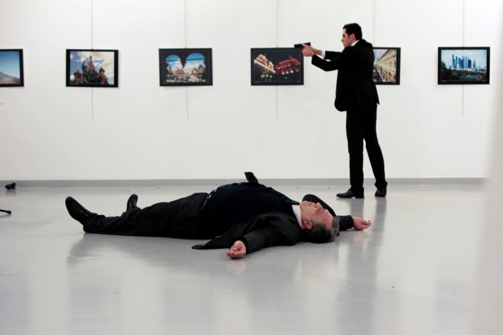 Ο φωτογράφος της δολοφονίας του ρώσου πρέσβη περιγράφει τις τραγικές στιγμές