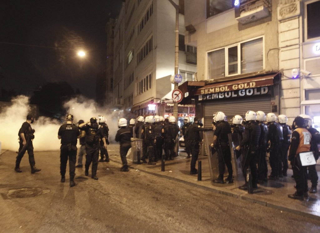 Χάος στην Τουρκία – Δεκάδες νεκροί και τραυματίες από άγριες συμπλοκές μεταξύ Κούρδων διαδηλωτών και αστυνομίας – ΒΙΝΤΕΟ – ΦΩΤΟ
