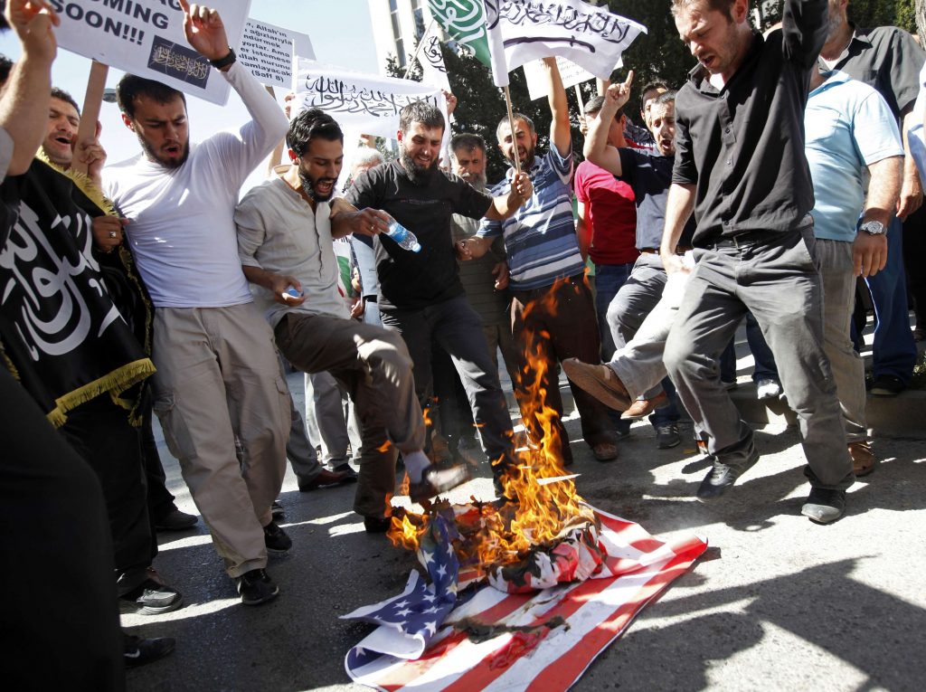 Άγκυρα: Έκαψαν αμερικανική σημαία έξω από την πρεσβεία των ΗΠΑ