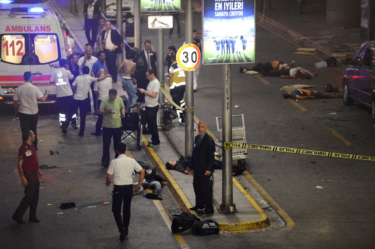 Νέο video ντοκουμέντο από τη “σφαγή” στο αεροδρόμιο Ατατούρκ της Κωνσταντινούπολης – Ο πανικός στη θέα των δραστών και ο ήρωας αστυνομικός