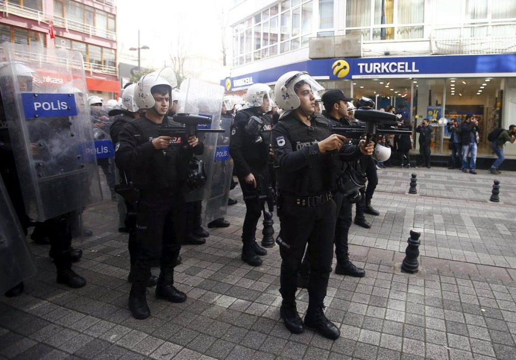 Τουρκία: Άνοιξαν πυρ με σφαίρες από καουτσούκ σε διαδήλωση για την Ημέρα της Γυναίκας! – Φωτογραφίες