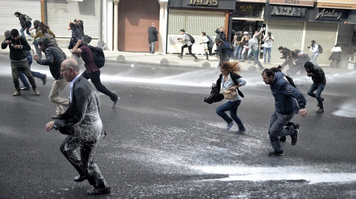 Εικόνες πολέμου στην Τουρκία: 12 νεκροί σε διαδηλώσεις Κούρδων (ΦΩΤΟ)