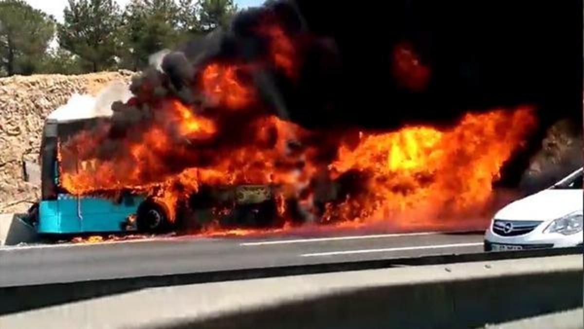 Κωνσταντινούπολη: Λεωφορείο τυλίχθηκε στις φλόγες, 4 νεκροί (VIDEO)