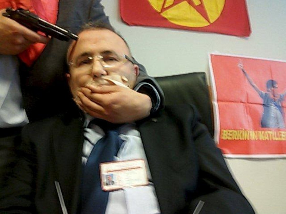 Το αίμα του εισαγγελέα ομήρου “πνίγει” την Τουρκία – Συγκλονιστικές εικόνες από τη στιγμή της επιχείρησης (ΦΩΤΟ, VIDEO)