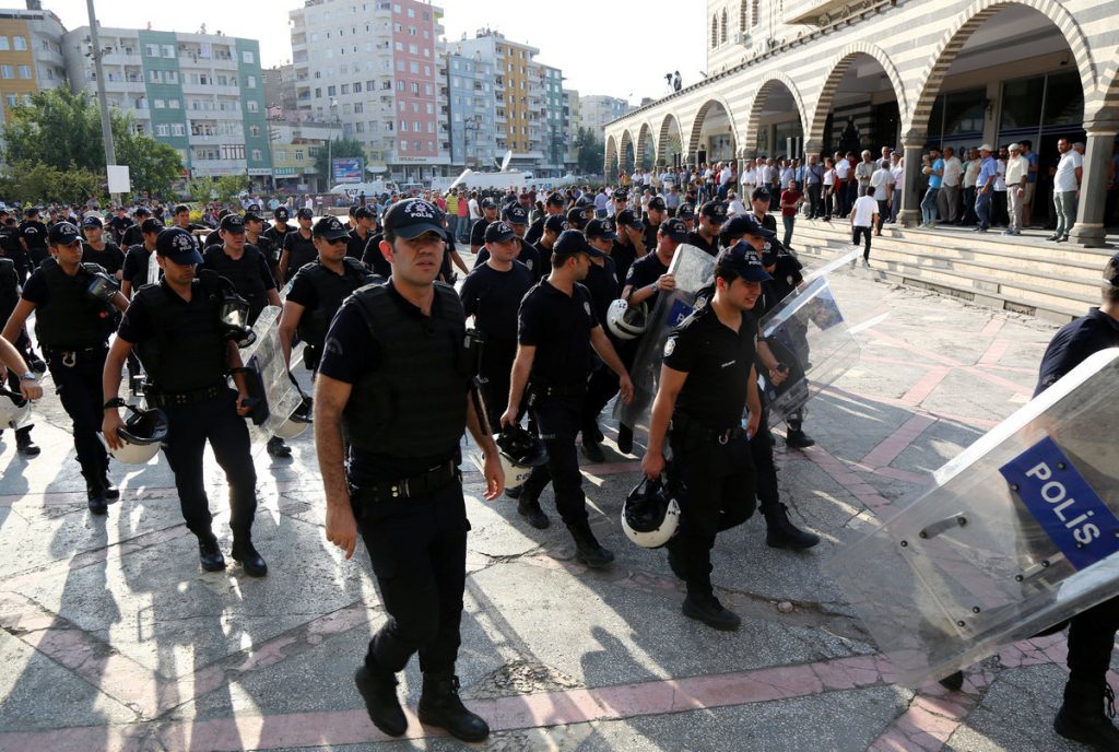 Τουρκία: Μαζικές αποπομπές και διώξεις ενστόλων και δημοσίων λειτουργών