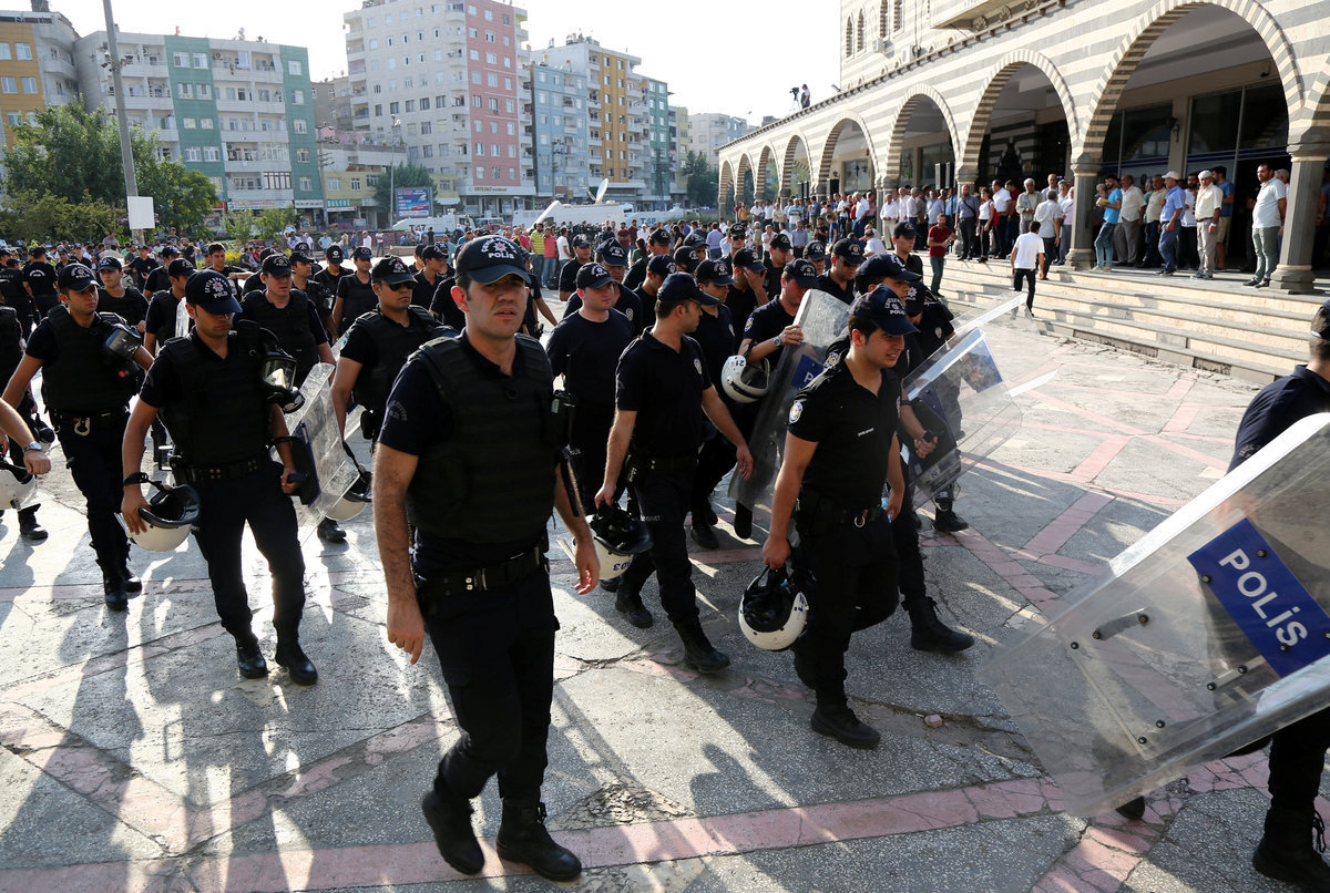Τουρκία: Μαζικές αποπομπές και διώξεις ενστόλων και δημοσίων λειτουργών