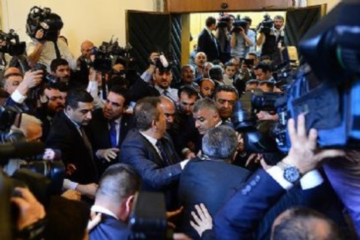 Τουρκία: Μπουνιές και ξύλο στον αρχηγό της αντιπολίτευσης!  (ΦΩΤΟ και VIDEO)