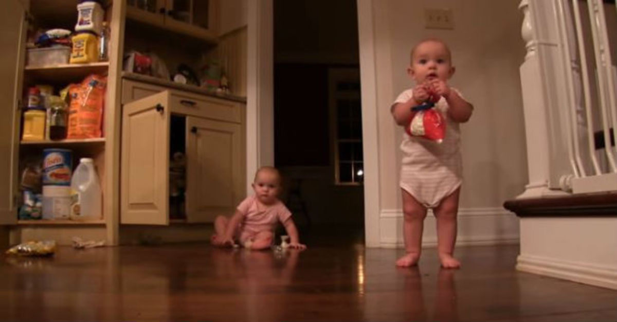 O θείος ανέλαβε να κάνει babysitting στις δίδυμες ανιψιές του – Αυτό που έκανε για να τις διασκεδάσει είναι εκπληκτικό!