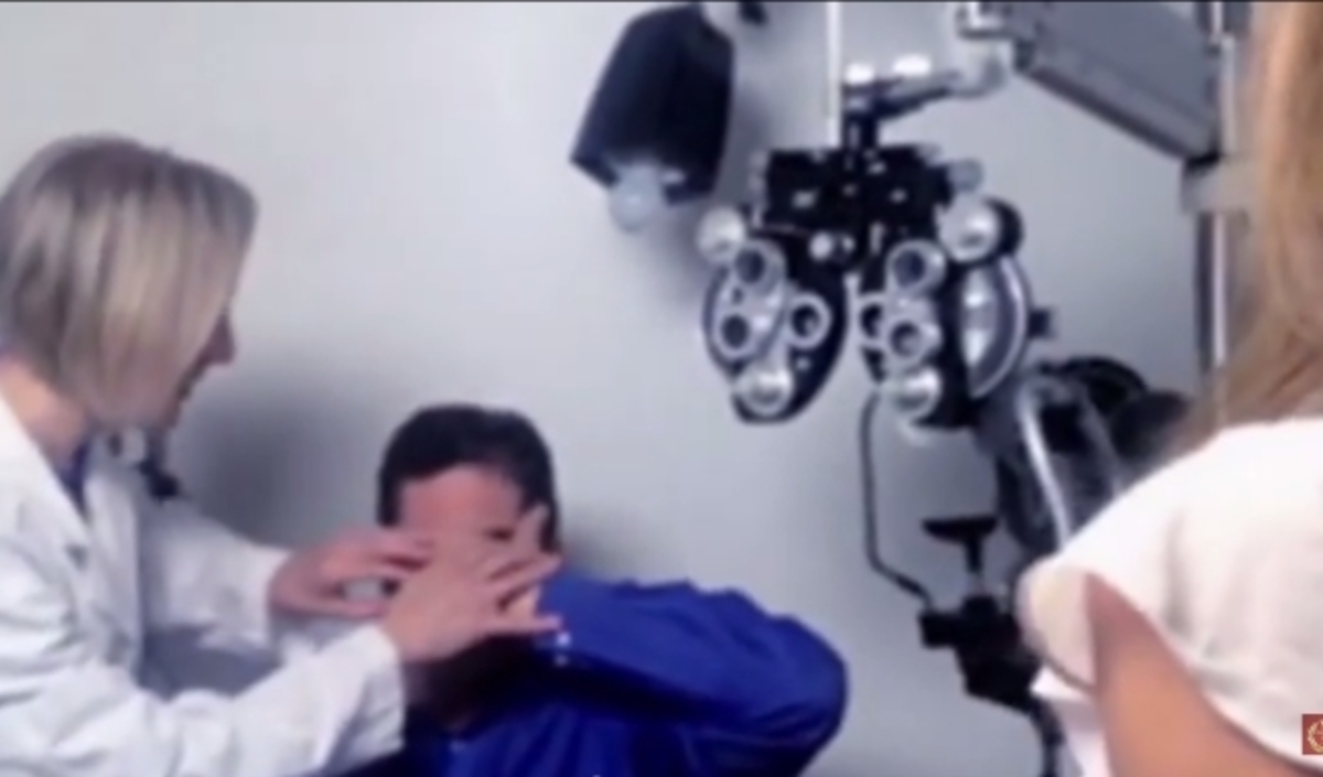 Συγκλονιστικό βίντεο: Μετά από επέμβαση στα μάτια, αντικρίζει την κόρη του για πρώτη φορά σε 21 χρόνια