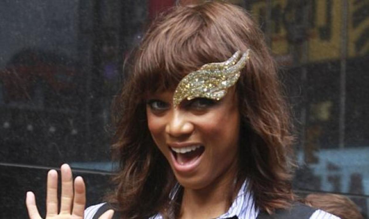 Για ποιο λόγο η Tyra Banks φόρεσε χρυσαφένιο φτερό στο φρύδι της;