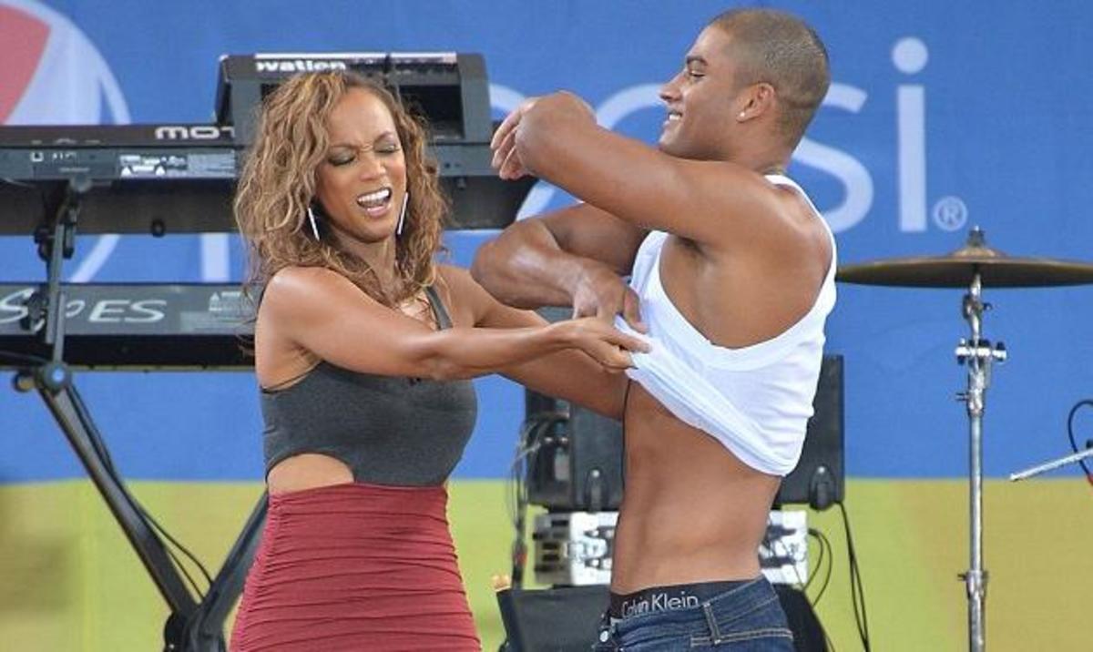 H Tyra Banks ξεγυμνώνει 24χρονο νεαρό μπροστά στην κάμερα! Βίντεο!