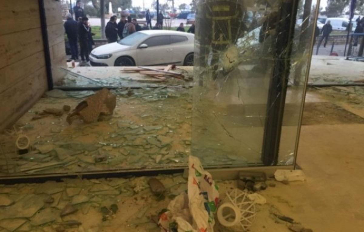 Ήθελαν αίμα στη Λευκάδα! – Ανατριχιαστικός διάλογος οπαδού με υπάλληλο του ξενοδοχείου – “Δώσε μου μαχαίρια τώρα, για να μη σε γ@@@σω!”