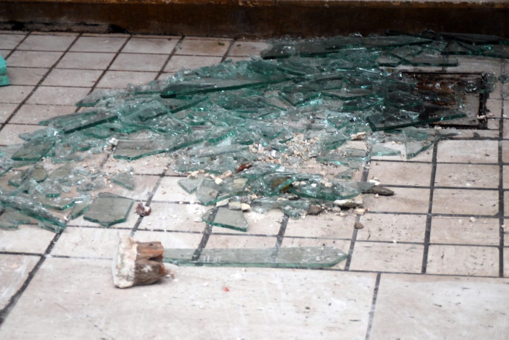Συμμορία μπούκαρε με κλεμμένα αυτοκίνητα σε καταστήματα και τα άδειαζε!