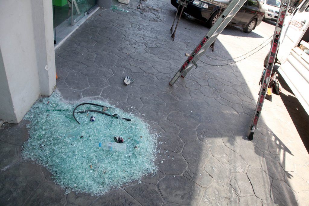 Τρίκαλα: Μπήκε στην τράπεζα με το… αυτοκίνητο!