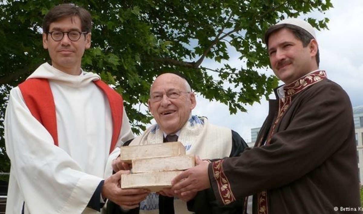 Εκκλησία, Τζαμί και Συναγωγή σε ένα ναό…