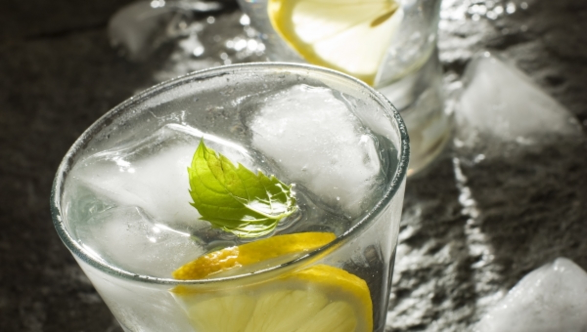 Πιείτε τζιν τόνικ με λεμόνι, κάνει καλό!