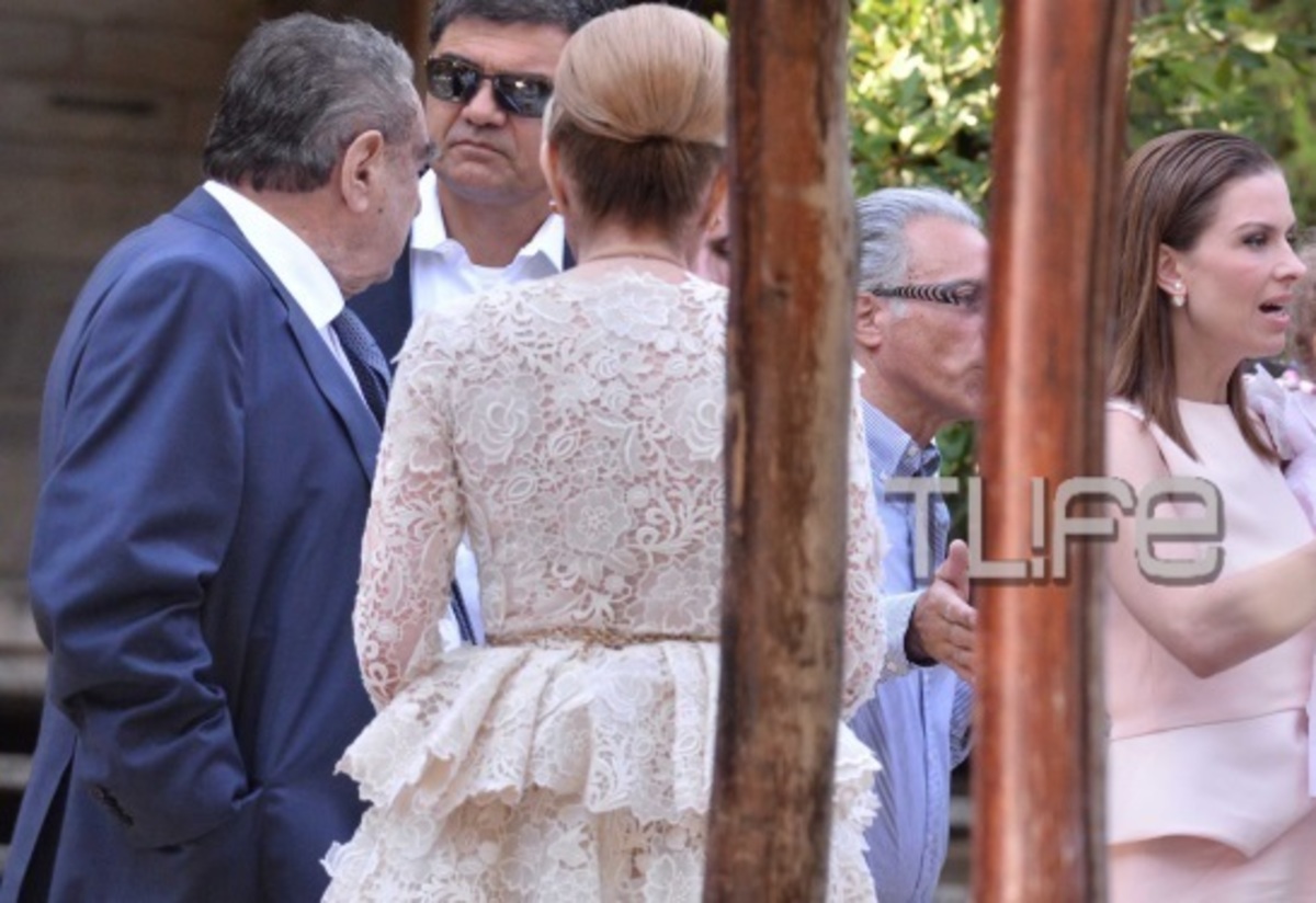Παύλος Βαρδινογιάννης – Τζίνα Αλιμόνου: Κάτω από την Ακρόπολη, η βάφτιση για τα τρίδυμα