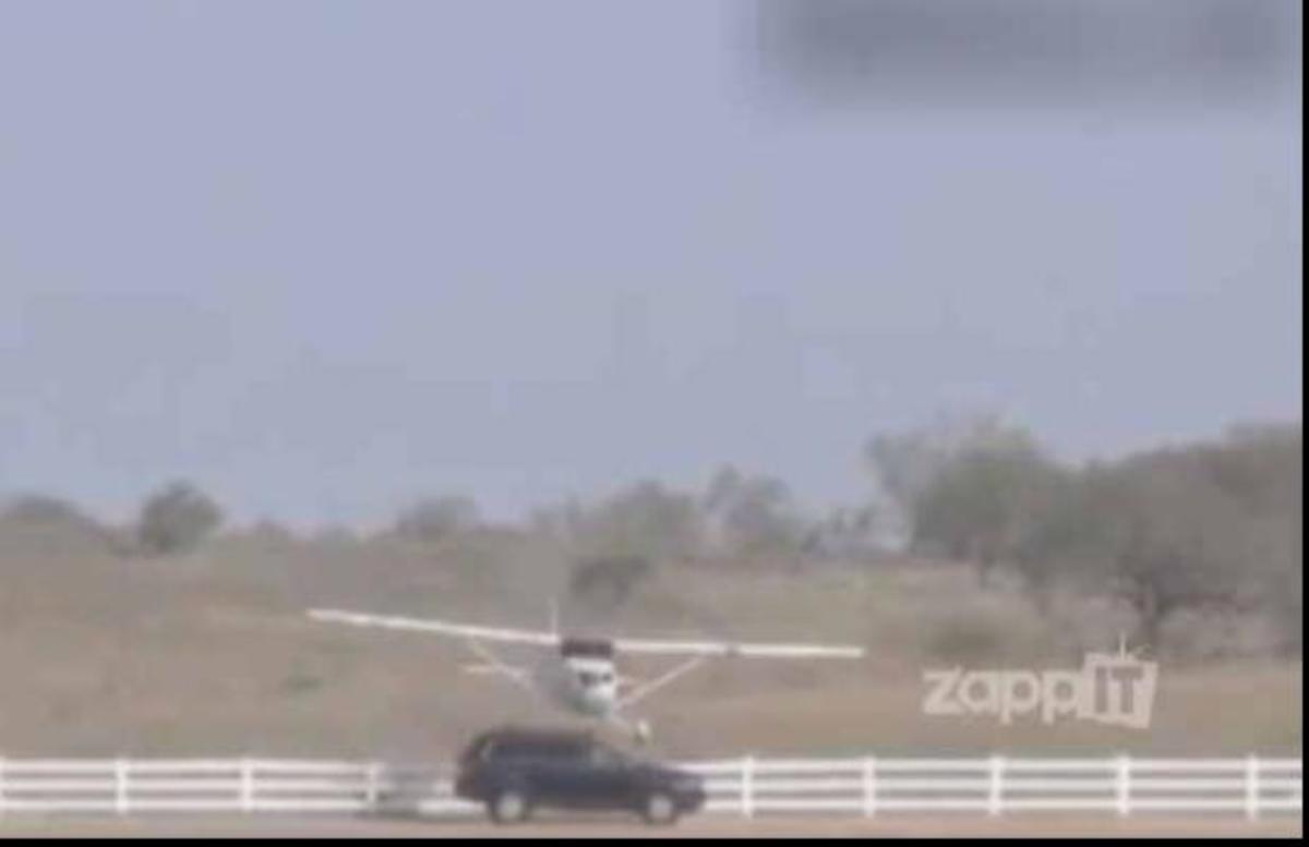Δείτε τι θα συμβεί όταν ένα αεροπλάνο προσγειώνεται πάνω σε τζιπ!