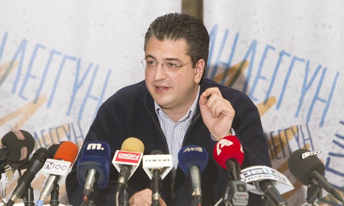 Κουφέτα και μπεζέδες κέρασε για τον γάμο του ο Απόστολος Τζιτζικώστας