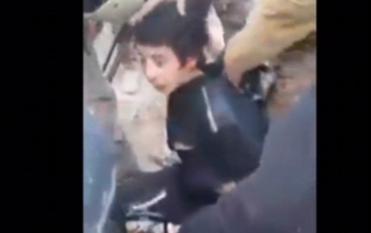 Βίντεο-σοκ: Σιίτες σκοτώνουν 9χρονο παιδί γιατί ήταν μέλος του Ισλαμικού Κράτους – ΠΡΟΣΟΧΗ: ΣΚΛΗΡΕΣ ΕΙΚΟΝΕΣ