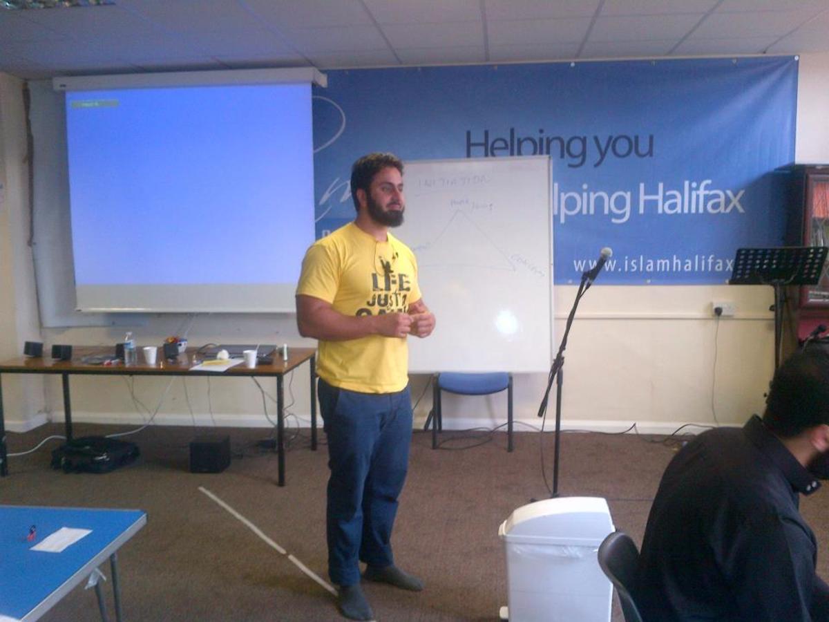 Ο Έλληνας ισλαμιστής που θαύμαζαν οι βομβιστές της Βοστόνης! Είναι μέλος της νέας γενιάς μουλάδων που ασκούν μεγάλη επιρροή στην Βρετανία