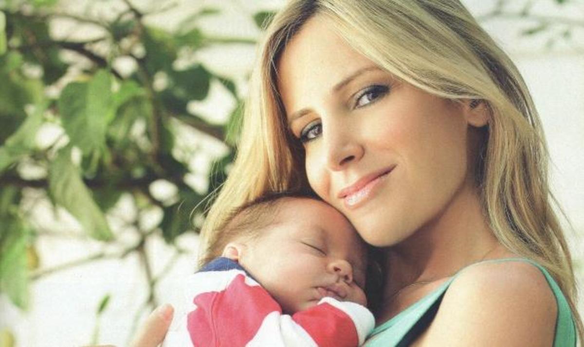 Τ. Αγοράκη: Φωτογραφίζεται αγκαλιά με τον γιο της!