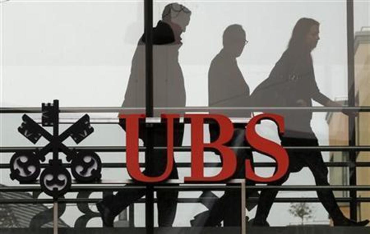 Θρίλερ με το ντου των αστυνομικών στην UBS – Παρακολουθούσαν μέρες το κτίριο και είδαν υπαλλήλους να “φυγαδεύουν” φακέλους