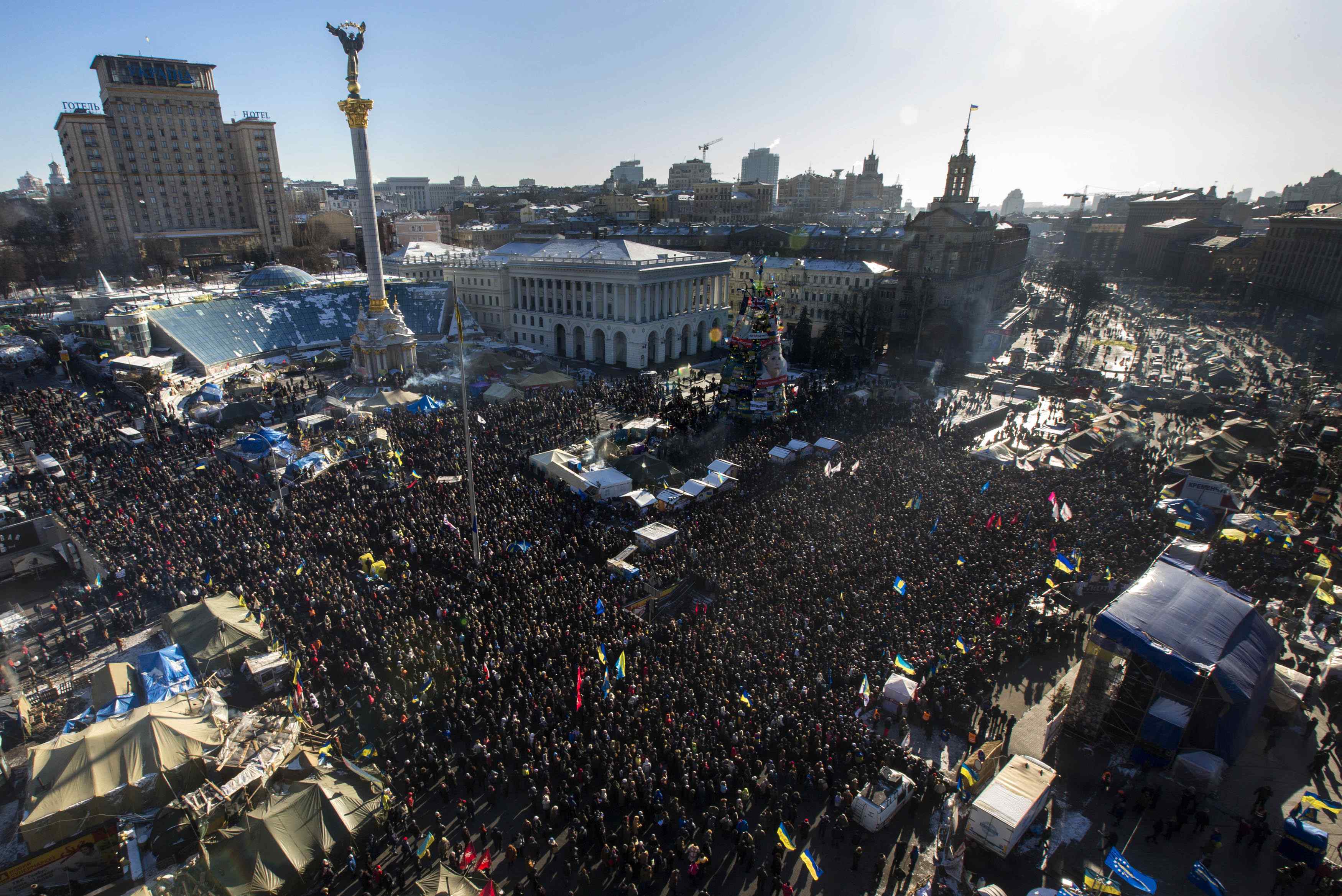 Весело сегодня в москве украина. Киев площадь независимости Евромайдан. Евромайдан на Украине в 2014. Киев 2013 Майдан. Майдан 2014 площадь независимости.