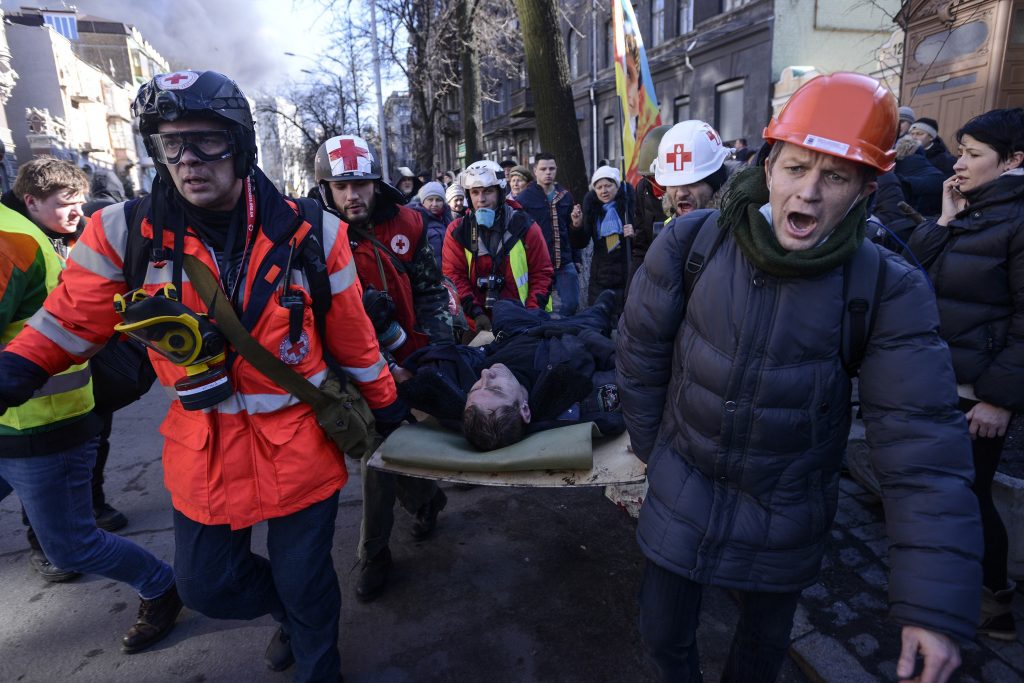 Τουλάχιστον τρεις διαδηλωτές σκοτώθηκαν σε συγκρούσεις με την αστυνομία στο Κίεβο (ΒΙΝΤΕΟ)
