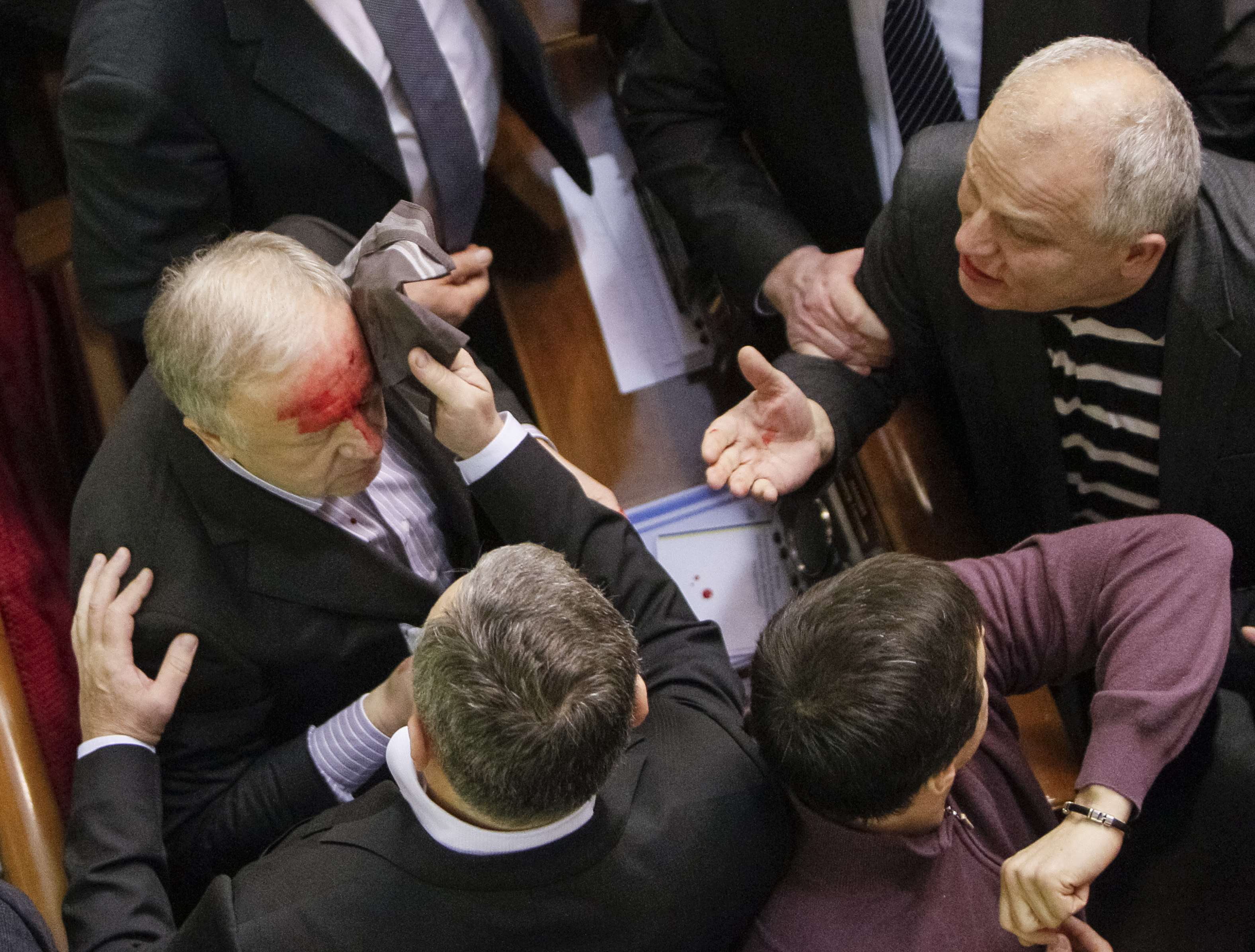 Άνοιξαν… κεφάλια μέσα στη Βουλή της Ουκρανίας! (ΦΩΤΟ και VIDEO)
