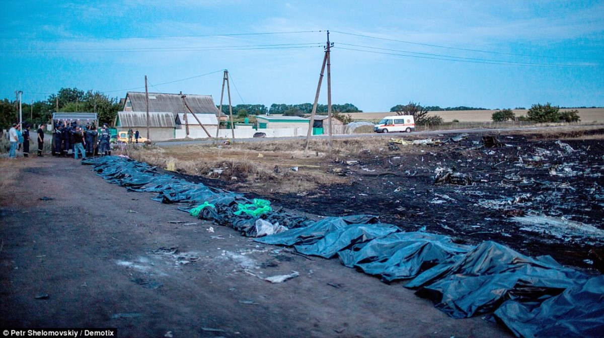 Απανθρωπιά! Φιλορώσοι πετούσαν τα πτώματα των θυμάτων του Boeing σαν σκουπίδια σε απορριμματοφόρα – Ομπάμα σε Πούτιν: Κάνε κάτι! Τι κρύβετε;