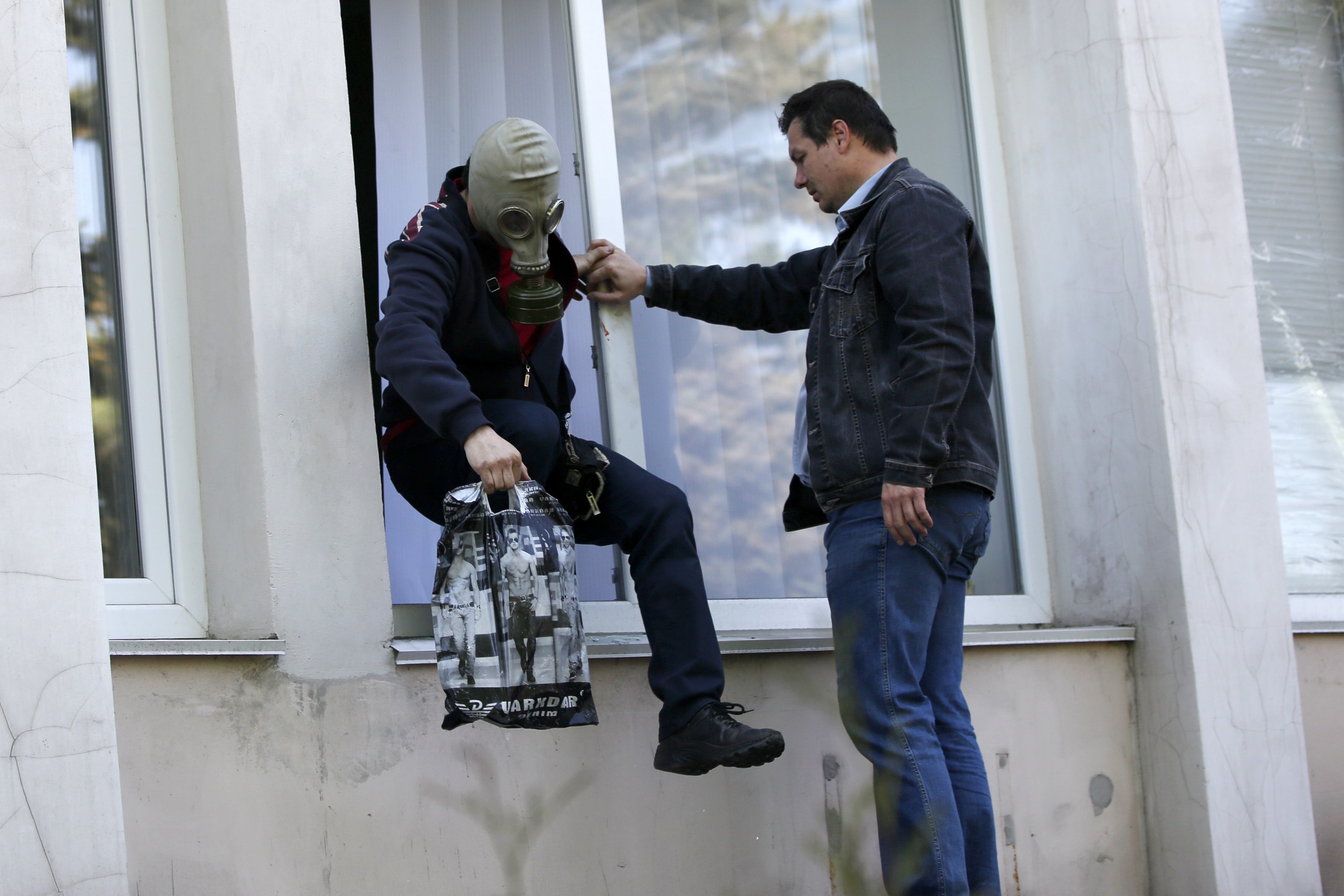 Χάος στη Μαριούπολη – Ο στρατός χτύπησε στο δημαρχείο με δηλητηριώδη αέρια – Λιπόθυμοι κάτοικοι και φιλορώσοι αντάρτες