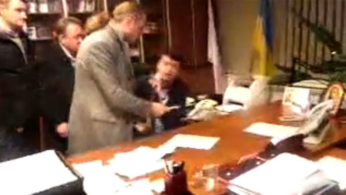Ουκρανία: Ακροδεξιοί βουλευτές έδειραν τον διευθυντή της κρατικής τηλεόρασης (VIDEO)
