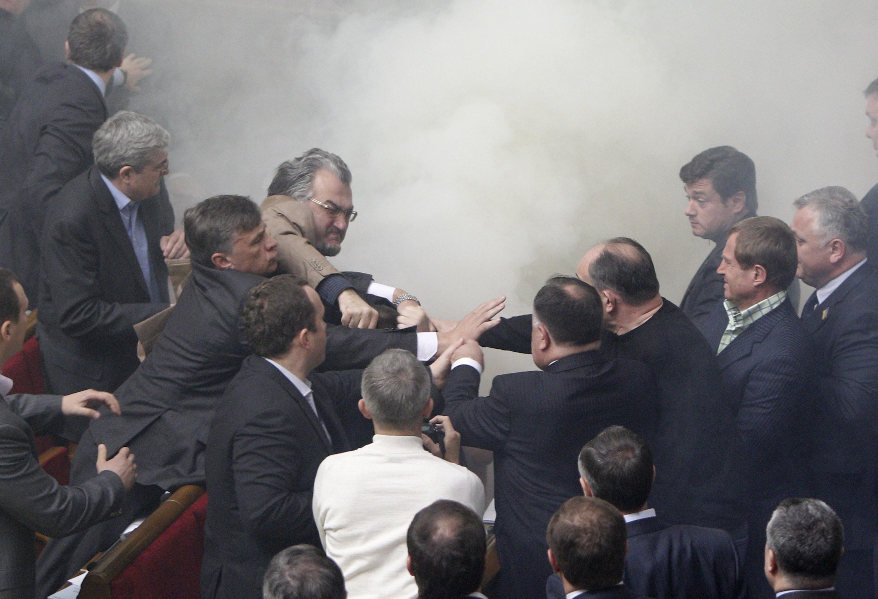 Καπνογόνα μέσα στο κοινοβούλιο πέταξαν διαδηλωτές. ΦΩΤΟ REUTERS